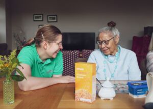Stéphanie met een van de bewoners van DagelijksLeven