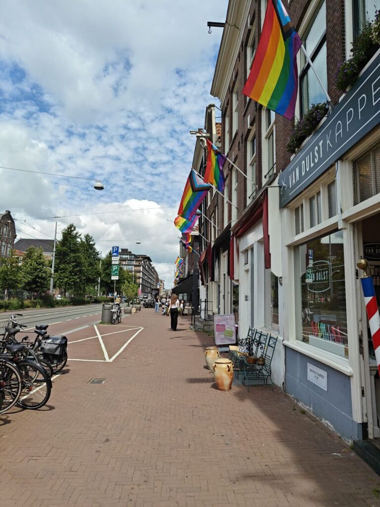 Straat in Amsterdam met Pride vlaggen